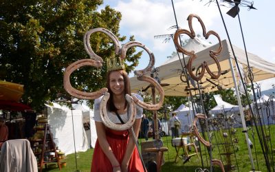 Königin besucht Kunsthandwerks Markt